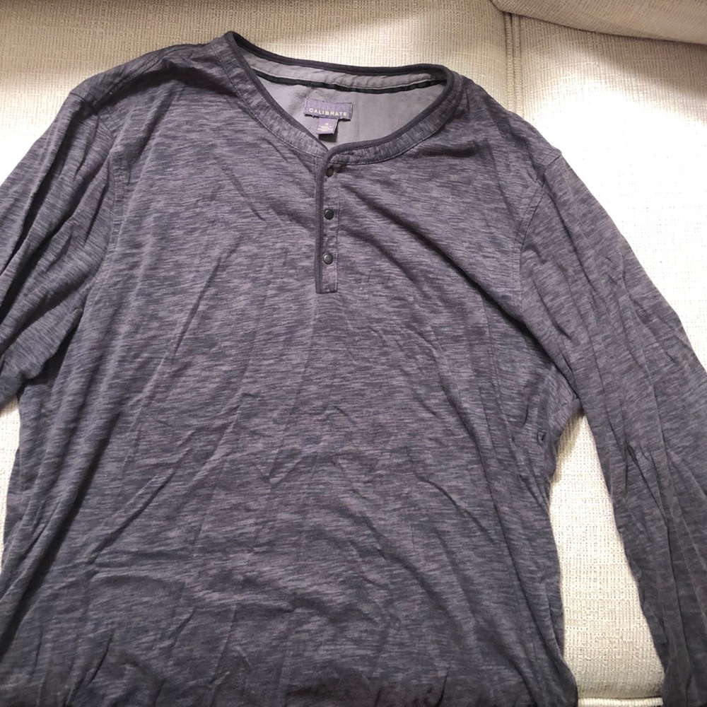 Men’s gray henley